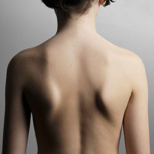 Photographie de dos, symétrie et alignement du corps.